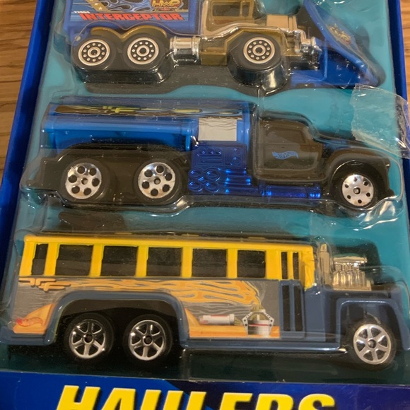 Hot Wheels Special 4 Pack Haulers - Picture 5 of 10